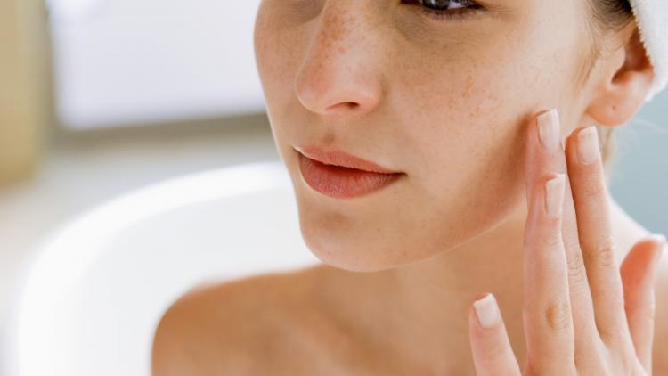 bien-choisir-sa-pilule-pour-ameliorer-son-acne-ducray-upper-image