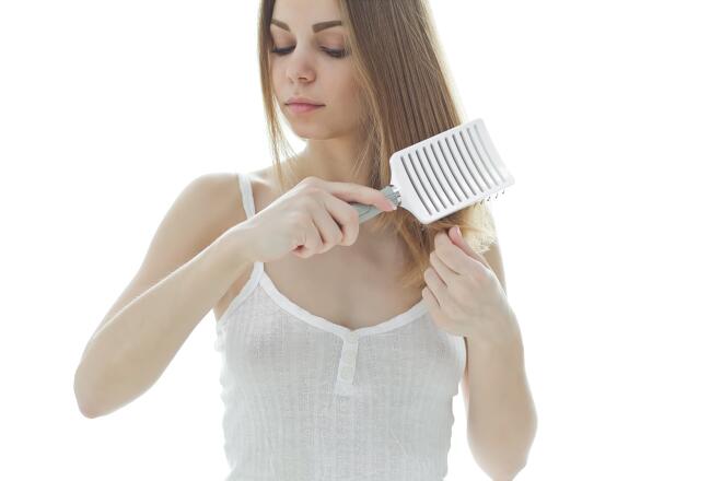 spazzolare-i-capelli-contribuisce-ad-aggravarne-la-caduta-ducray-upper-image