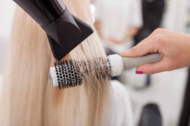 evite-os-ferros-de-frisar-nos-cabelos-molhados-ducray-upper-image