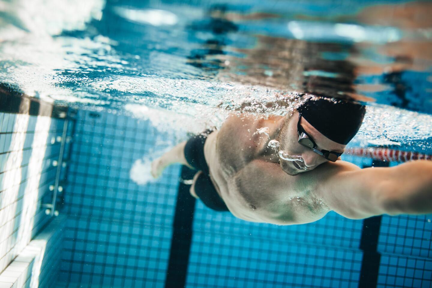 la-piscine-n-est-pas-nefaste-pour-les-cheveux-ducray-upper-image