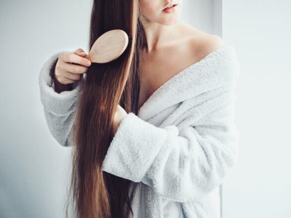 uma-escovagem-regular-se-nao-for-excessiva-nao-prejudica-os-cabelos-ducray-upper-image