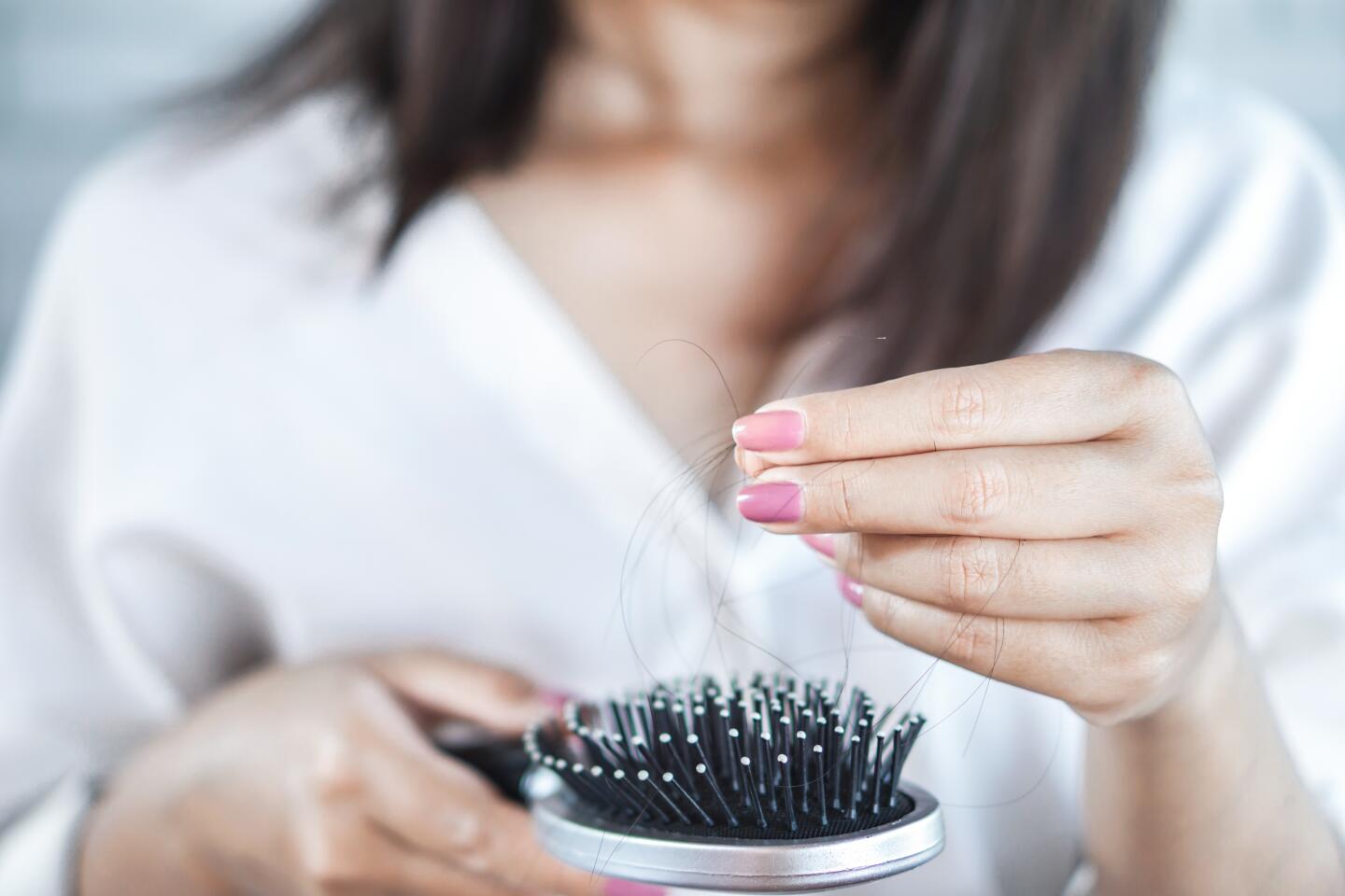 cuales-son-los-diferentes-tipos-de-caida-del-cabello-ducray-upper-image
