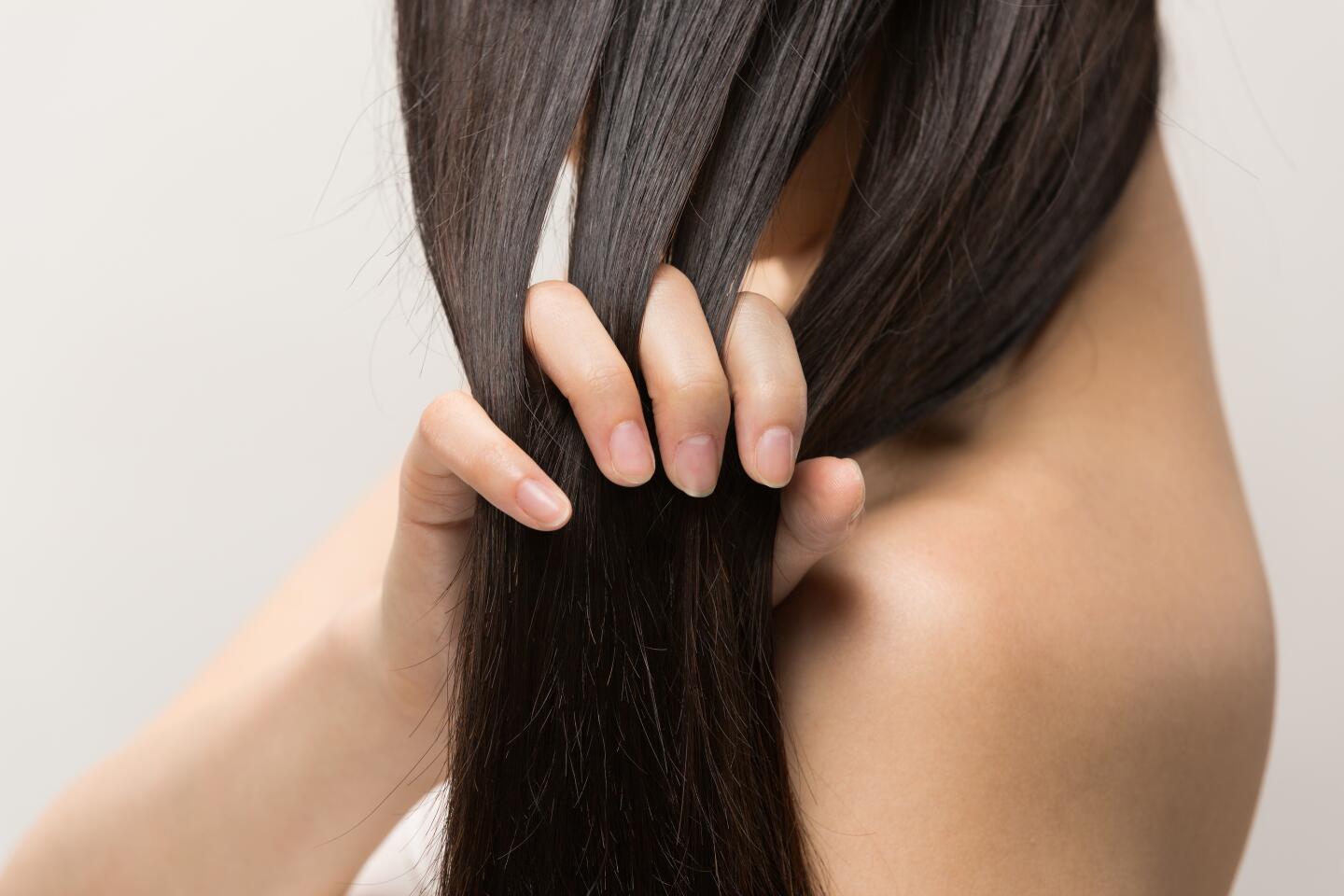 que-es-un-cabello-graso-ducray-upper-image