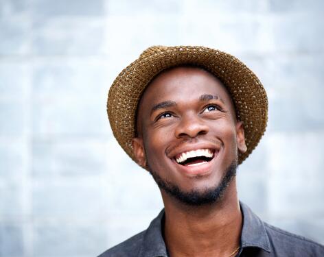 OC_YOUNG_MAN_HAT_SMILE_SHUTTERSTOCK_253202191 472*375