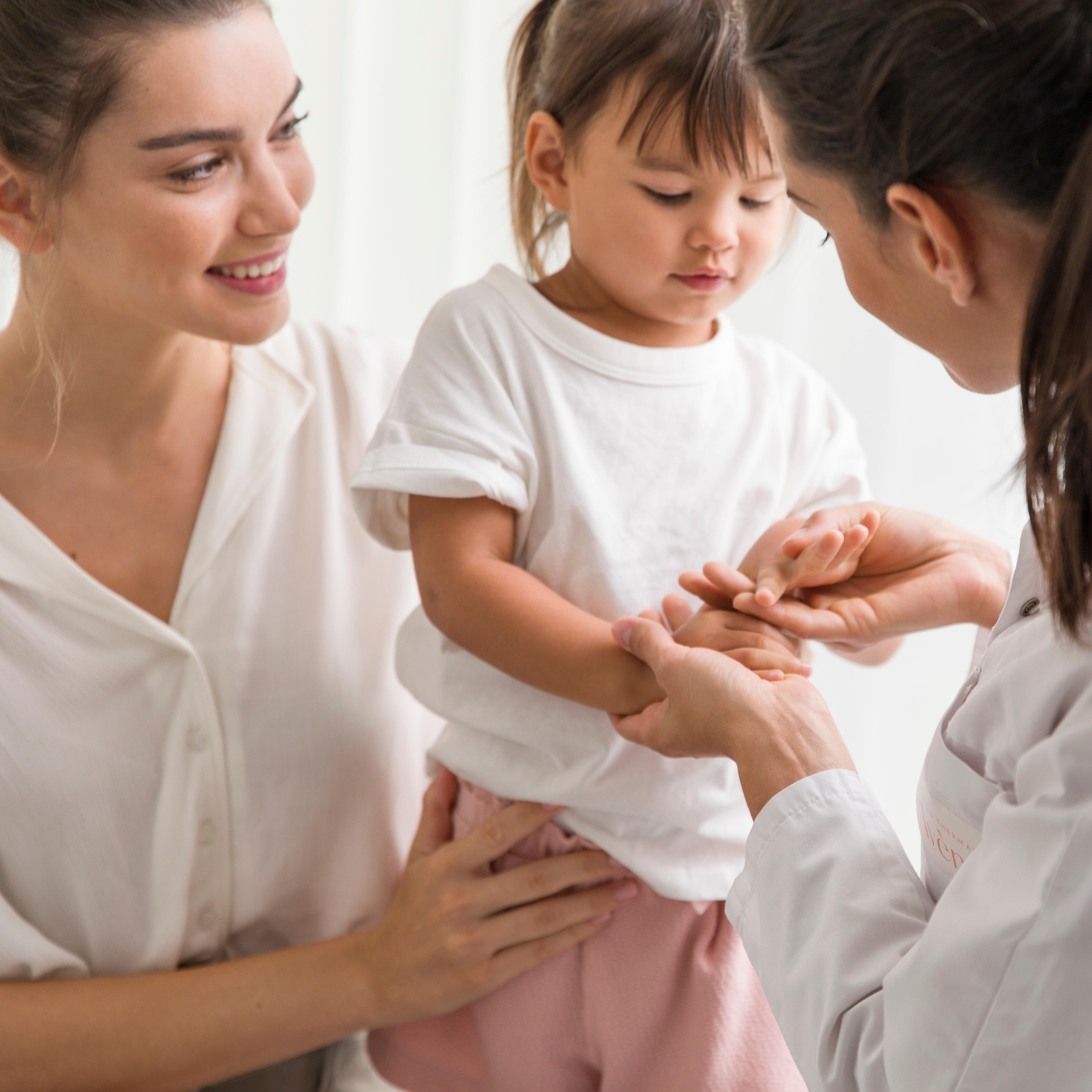 av_instit-child-patient-doctor-hdrvb-square 720*720 crop