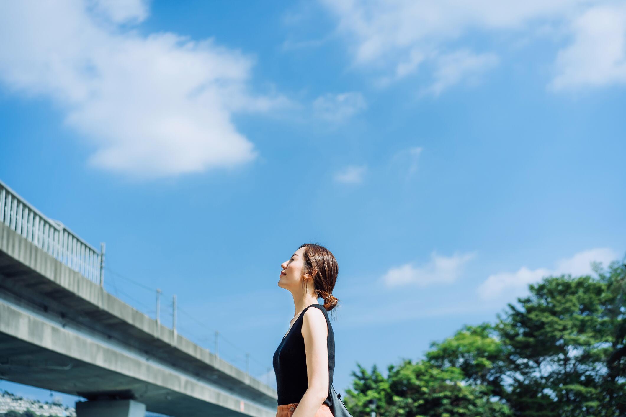 OG_WOMAN_LOOKING_SKY_HAPPY_ISTOCK_2021