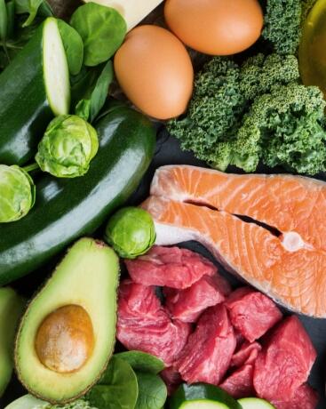 Miser sur une alimentation équilibrée pour rééquilibrer votre microbiome ! Mettez l’accent sur les sources de vitamine A (œufs, produits laitiers) pour ralentir la desquamation du cuir chevelu, la vitamine E (poissons gras, noisettes, amandes) pour en booster la circulation, la vitamine B6 (céréales complètes, saumon, banane) pour l’assainir, ainsi que des oligo-éléments comme le souffre et le sélénium. Dans l’assiette ou en compléments alimentaires, c’est vous qui voyez. 