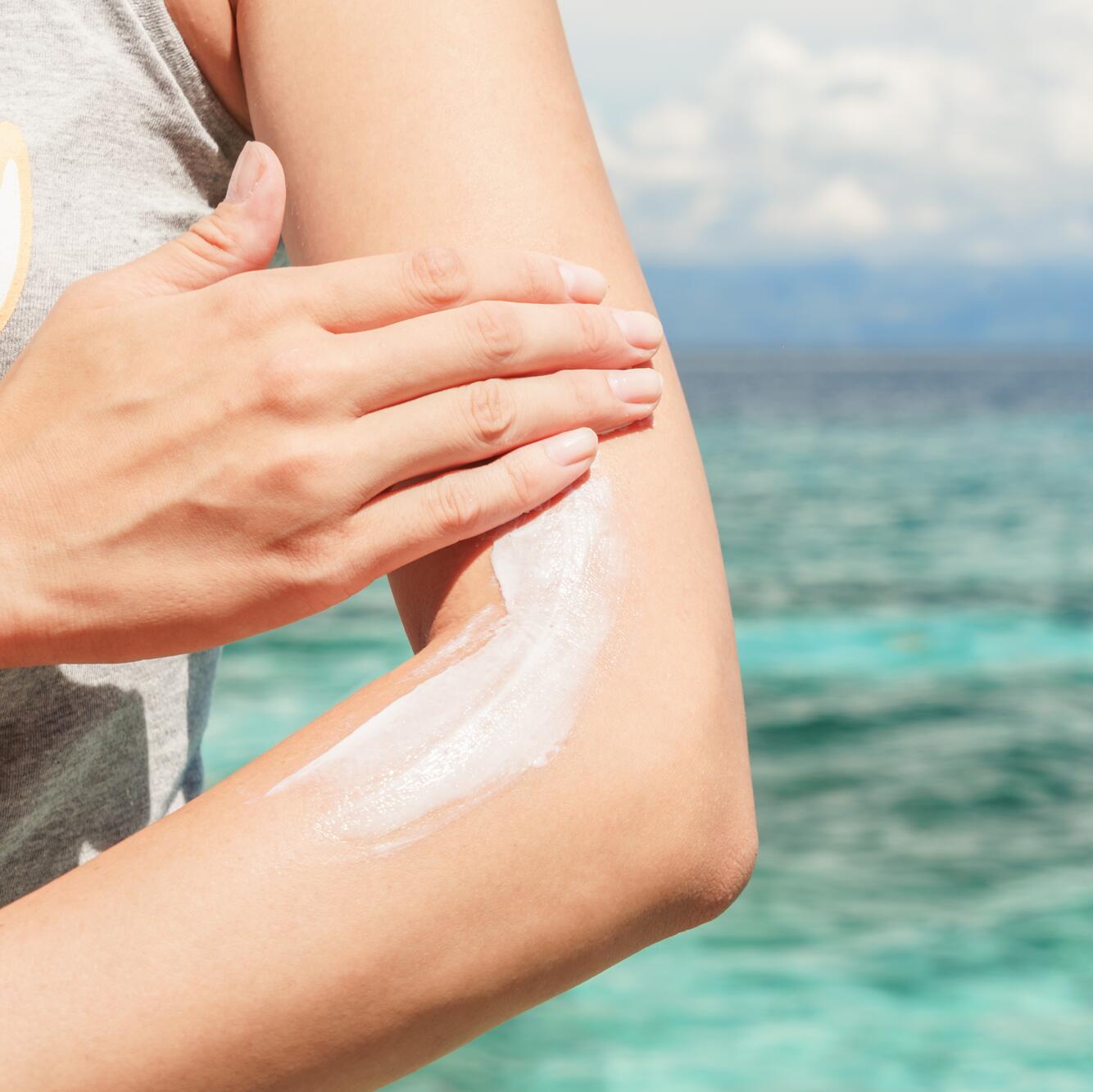 Οι συμβουλές μας για την προστασία του εύθραυστου δέρματός σας από τον ήλιο