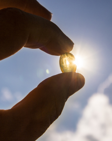 Ça ne vous viendrait pas à l’idée de vous lancer dans un marathon sans échauffement (ou de vous lancer dans un marathon tout court) ! C’est pareil pour l’été : on prépare son corps en douceur à une exposition soudaine et prolongée au soleil. Les compléments alimen-taires sont vos meilleurs amis, à commencer plusieurs semaines avant les vacances. Pensez aussi à y aller doucement sur vos premières expositions, quelques dizaines de minutes en début ou fin de journée pour habituer votre peau qui n’a vu que le revers de vos vête-ments pendant des mois !