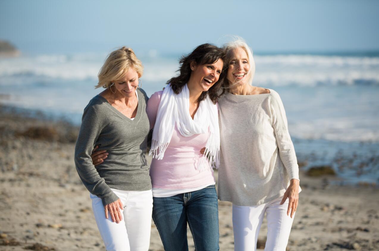 AD_LIFE-MOMENTS_WOMEN-FRIENDS-WALKING-ON-BEACH_LARGE_2021