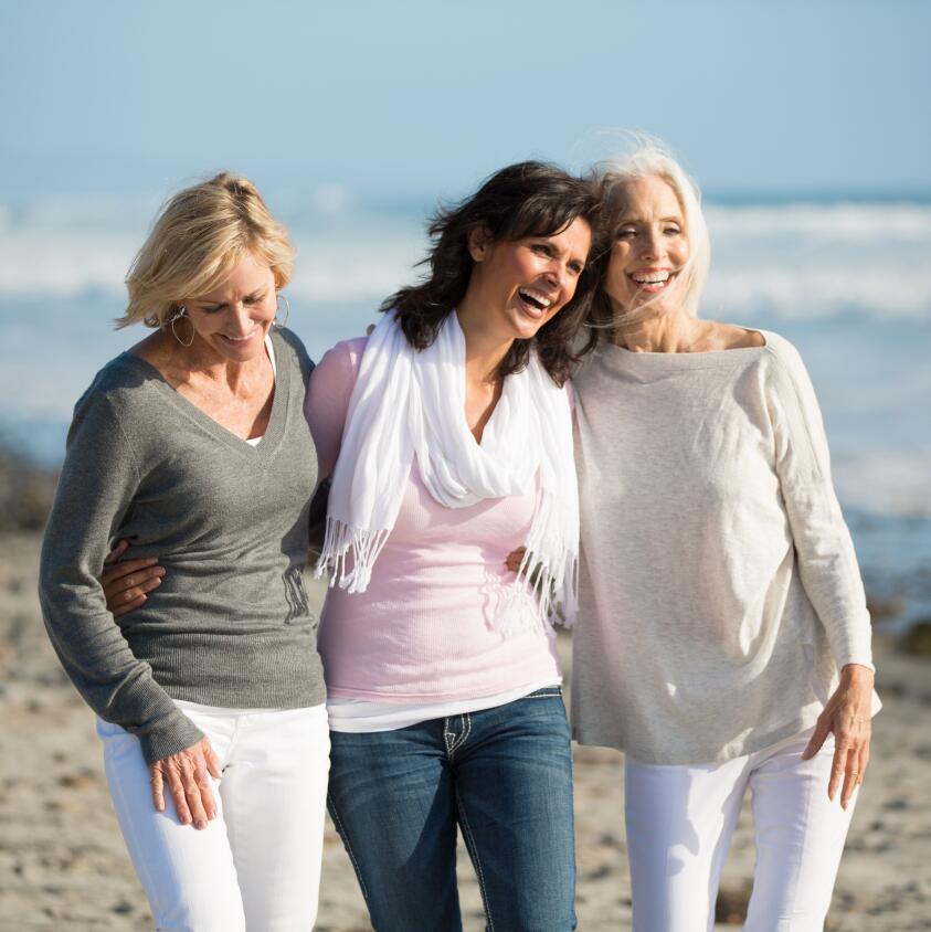 AD_LIFE-MOMENTS_WOMEN-FRIENDS-WALKING-ON-BEACH_LARGE_2021 577x577