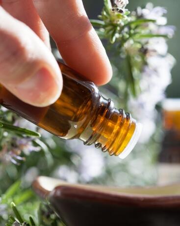 Certaines huiles essentielles peuvent prêter main forte à votre cuir chevelu pour le remettre d’équerre et mettre un stop aux pellicules. L’arbre à thé apaise et assainit, l’eucalyptus est un anti-inflammatoire de compétition, le romarin à cinéole un antibactérien prêt à en découdre, et la sauge un régulateur de sébum hors pair. Vous pouvez les mélanger (pas toutes à la fois !) à une huile végétale pour un massage du bout des doigts, ou en ajouter quelques gouttes à votre shampoing. Mais pas question de jouer au petit chimiste : demandez conseil à un spécialiste avant de vous lancer. 