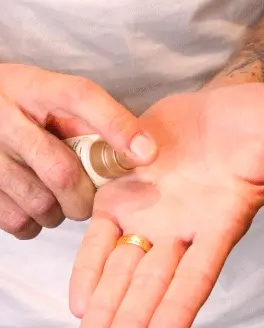 Appliquez le sérum Absolue Keratine sur les pointes et/ou la crème de jour sur les longueurs pour discipliner vos cheveux tout en prenant soin.