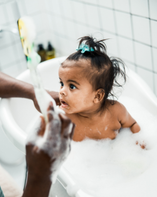 Le tout premier bain est en général donné dans les 48h de la naissance, le plus souvent avant le retour à la maison. Pour la suite, bébé n’a pas besoin de prendre un bain tous les jours, un débarbouillage général quotidien suffit. Espacez donc les expériences aquatiques de quelques jours et choisissez un moment où bébé est calme et bien réveillé : vous maxi-miserez les chances de passer un bon moment.