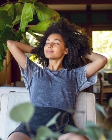 C’est le moment de penser à vous : la récupération peut être compliquée suite au Covid, prenez les choses en douceur et écoutez-vous. Faites la chasse à tout ce qui peut nuire à votre équilibre : stress excessif, manque d’activité physique, sommeil perturbé, semaines qui débordent…Respirez : il faut remettre d’aplomb autant sur la tête que dedans !