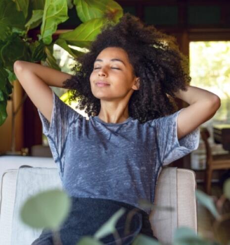 Nyní je čas myslet na sebe: rekonvalescence po covidu může být komplikovaná. Proto se uklidněte a naslouchejte svému tělu. Zbavte se všeho, co může negativně ovlivňovat vaši rovnováhu: nadměrný stres, nedostatek fyzické aktivity, narušený spánek, náročný pracovní týden. Dýchejte: potřebujete se zotavit vnitřně stejně tak jako navenek!