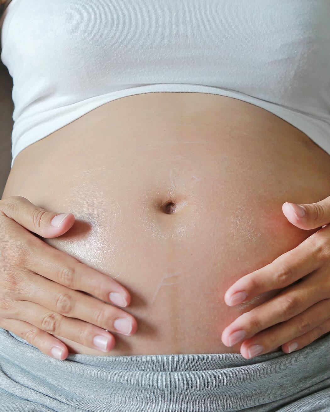 Démangeaisons ventre grossesse : que faire pour les soulager ?