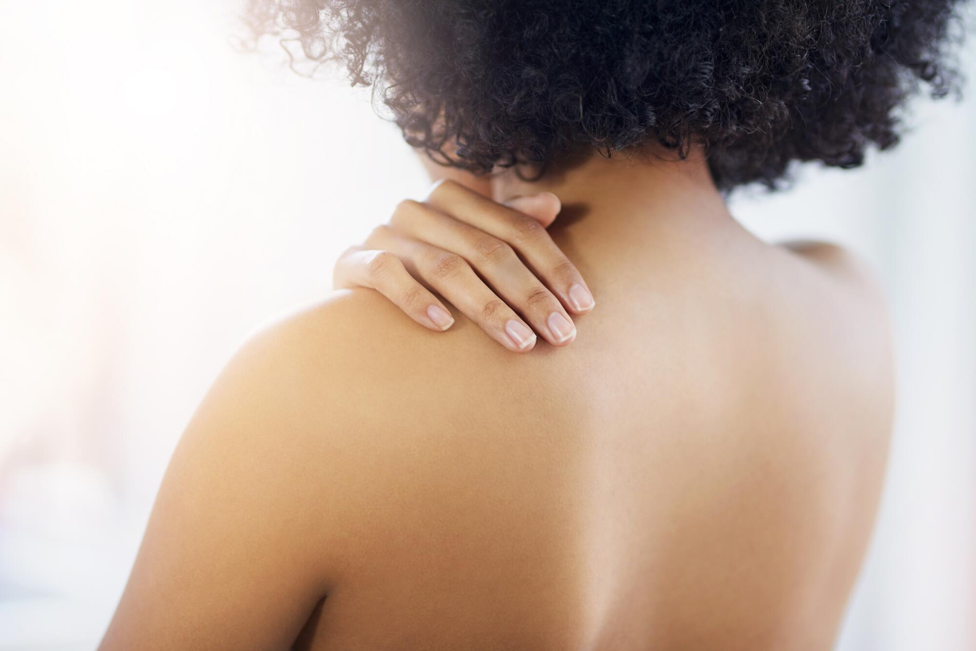 AD_PAINFUL-SKIN_WOMAN-HAND-BACK-SHOULDER_LARGE_2021
