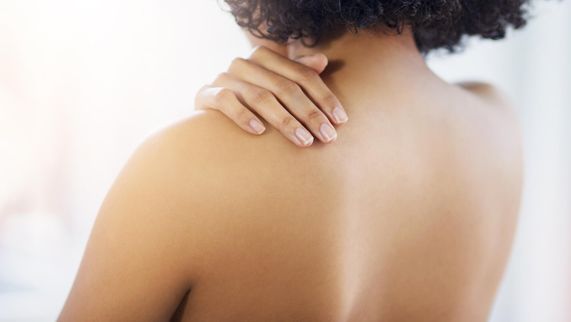 AD_PAINFUL-SKIN_WOMAN-HAND-BACK-SHOULDER_LARGE_2021