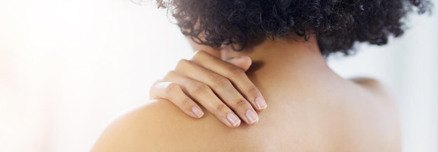 ?AD_PAINFUL-SKIN_WOMAN-HAND-BACK-SHOULDER_LARGE_2021?