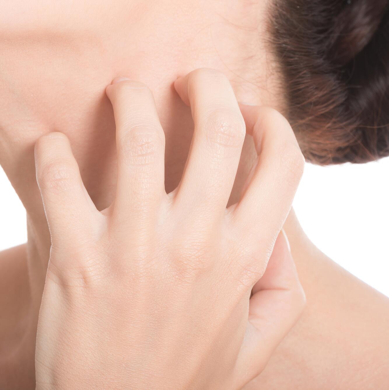 AD_ATOPIE_WOMAN-SCRATCHING-NECK_LARGE_2021 492x492