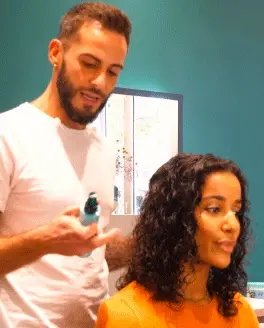 Appliquez le spray activateur de boucle Sublime Curl sur cheveux secs ou humides.