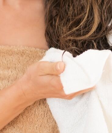 Il phon può aspettare, fidati. Il calore secca e stressa il cuoio capelluto, che aumenta la produzione di sebo in modo da proteggersi, favorendo così la comparsa della forfora. Prova a distanziare l'asciugatura con il phon: lascia asciugare i capelli il più possibile all'aria e, se hai davvero bisogno di asciugarli con qualcosa di più di un asciugamano, sposta l'apparecchio ad almeno 30 cm dalla testa e usa aria fredda.