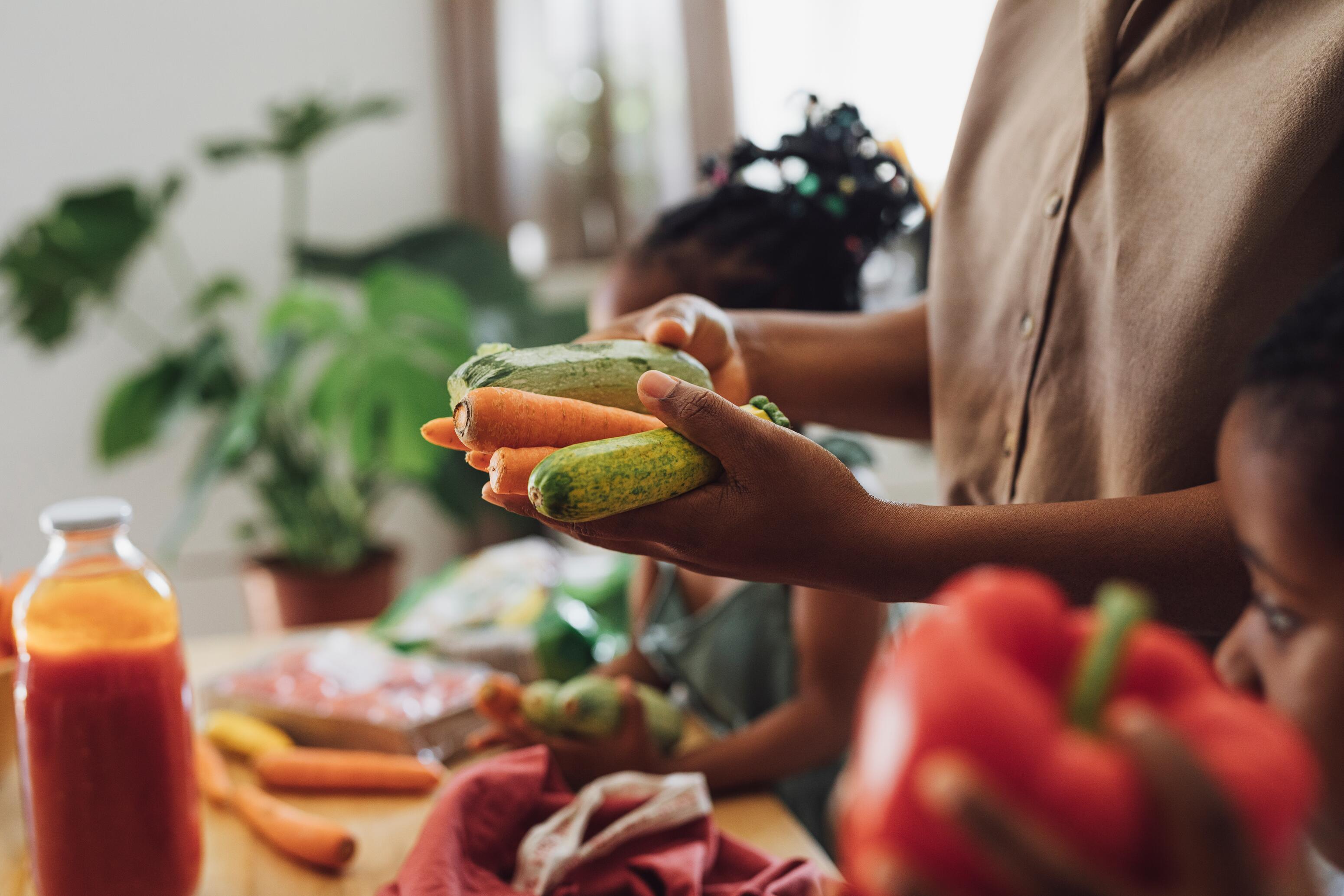Il n’y a pas que les bonbons ou les chocolats qui sont dangereux pour votre bouche (oui désolé !). D’autres aliments essaient de faire passer du sucre en cachette. Alors réfléchissez à 2 fois avant de vous resservir en pain, gâteaux apéros ou jus de fruits (même ceux sans sucres ajoutés).