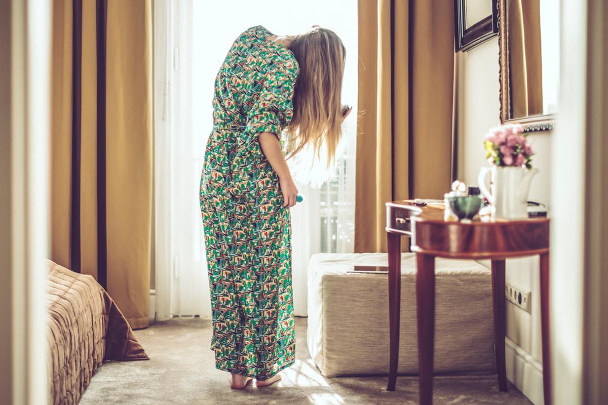 뿌리 부분에 뿌려서 조금씩 사용하면 가는 모발에 사랑스러운 볼륨과 질감을 더해줍니다. 축 가라앉는 헤어가 고민이시라면, 바로 여기 해답이 있습니다! 파라 포셋(Farrah Fawcett)의 잊을 수 없는 블로우 드라이가 손끝에서 이루어집니다.