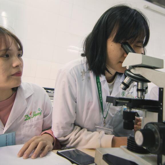 Foto: Studenten Farmacie aan de Faculteit vanHanoi, Vietnam / &copy; Micka Perier

