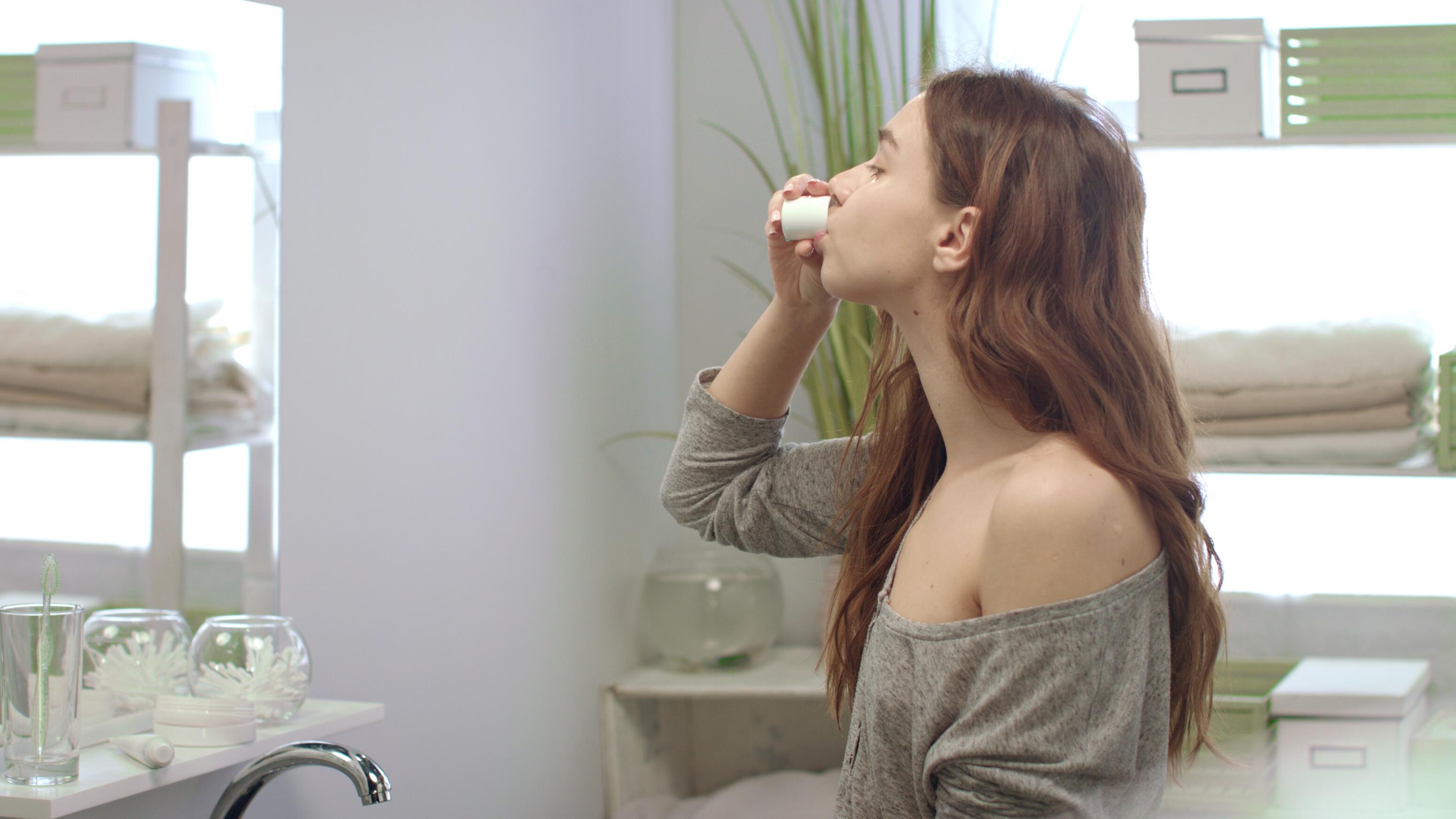 Le bain de bouche est le meilleur allié des gencives qui saignent. Utilisez le bien après le brossage. Gardez-le en bouche 30 secondes (vraiment 30, pas moins !). Et on ne rince pas à l’eau après.