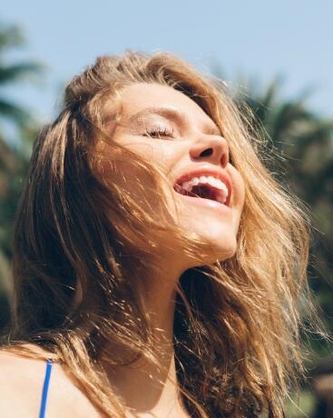 Casquettes, bonnets et chapeaux finissent un look, c’est certain. Mais ils ont aussi la fâcheuse tendance à empêcher vos cheveux et votre cuir chevelu de respirer ! Or un cuir chevelu étouffé c’est un terrain qui s’emballe, et tout cela facilite l’apparition de pellicules. Idem pour les produits coiffants comme les gels, les laques ou les sprays. Alors on laisse tout ce petit monde au placard le temps de se refaire une santé. 