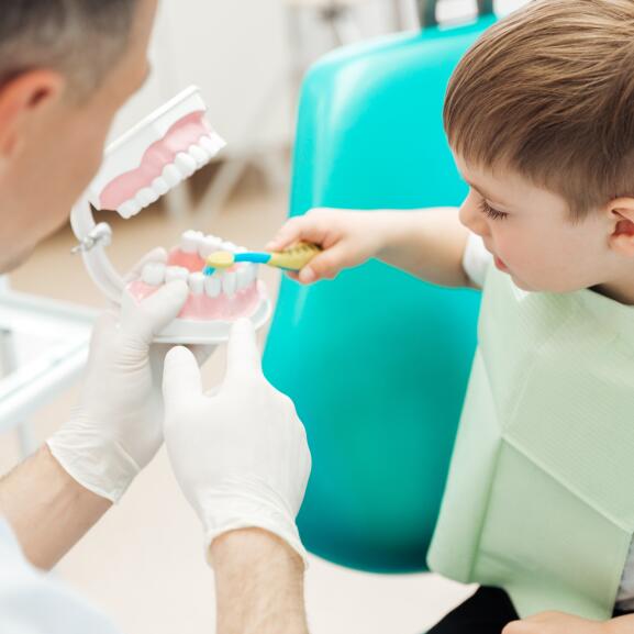 Podsuwaj dziecku książki o pozytywnych doświadczeniach podczas wizyty u dentysty