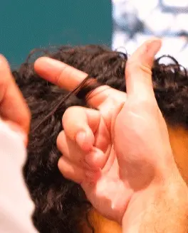 Redéfinir au doigt quelques boucles avec la crème bouclante Sublime Curl (si vos cheveux sont souples, mais non frisés et que vous voulez un jolie “wavy” : utilisez un spray d’eau salé - ex. Spray Stérimar).