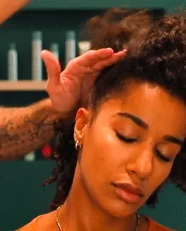 Brossez les cheveux d’un côté et utilisez des épingles plates pour les fixer.