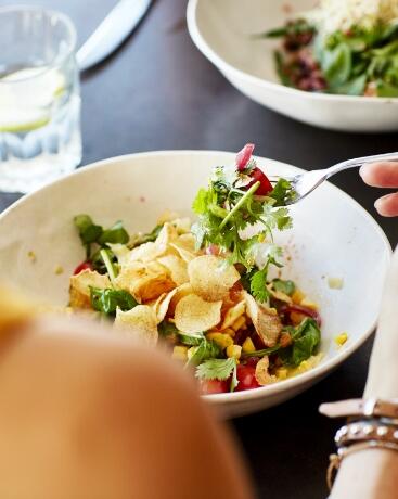 Qui dit carence dit nutrition ! Aliments riches en nutriments et antioxydants sont vos meilleurs alliés pour relancer la croissance de vos cheveux depuis l’intérieur : ciblez les Vitamines B6, B9 et B12 et les minéraux comme le fer et le zinc. Abusez des légumes verts, des fruits de saison et des légumineuses ! Au besoin, donnez-vous un coup de pouce grâce à une cure de compléments alimentaires, après avoir demandé l’avis d’un professionnel.