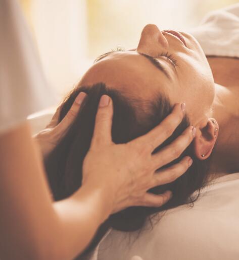 Le massage : un allié du cuir chevelu