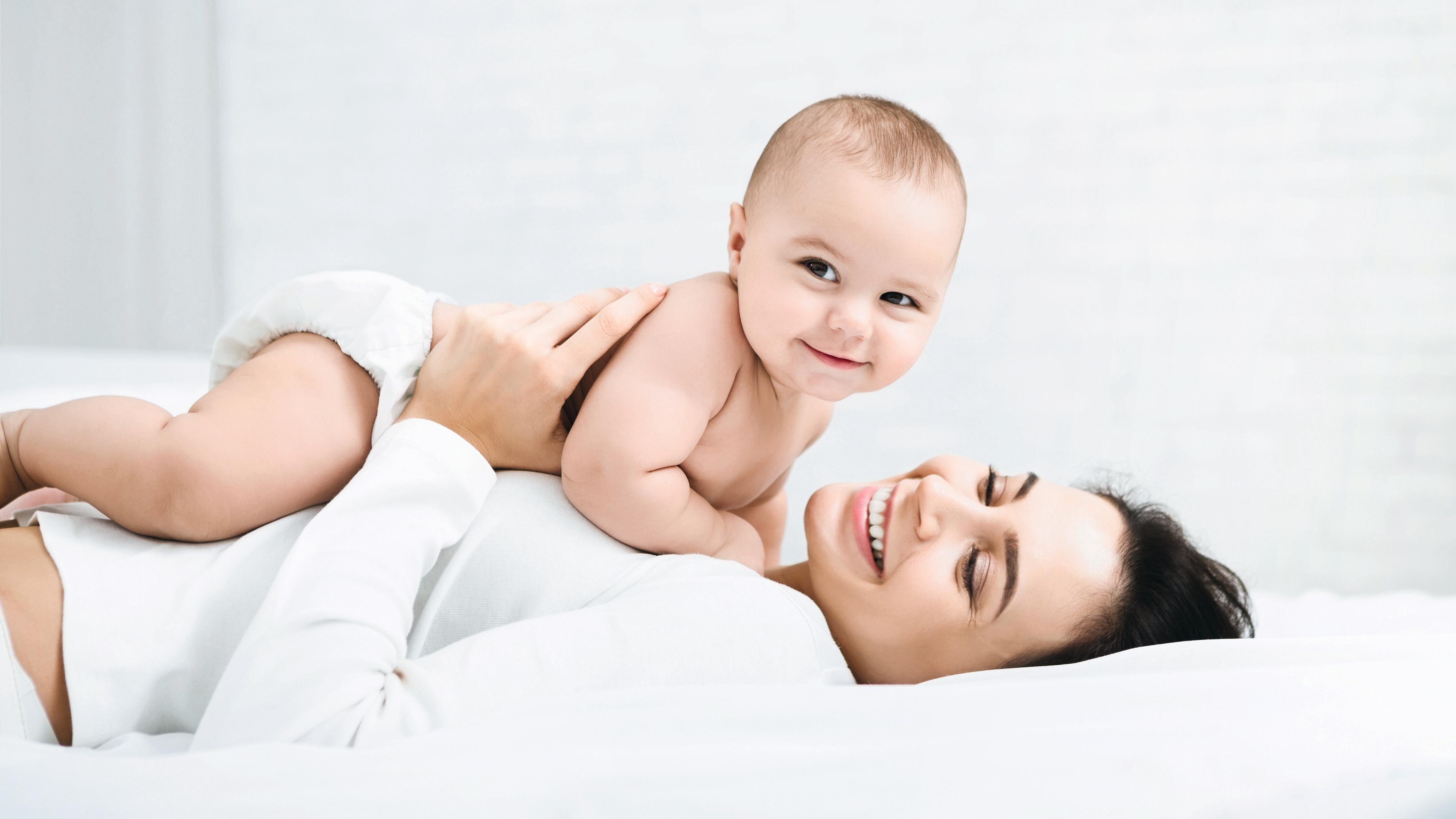 AD_LIFE-MOMENTS_MOM-BABY-BED_LARGE_2021