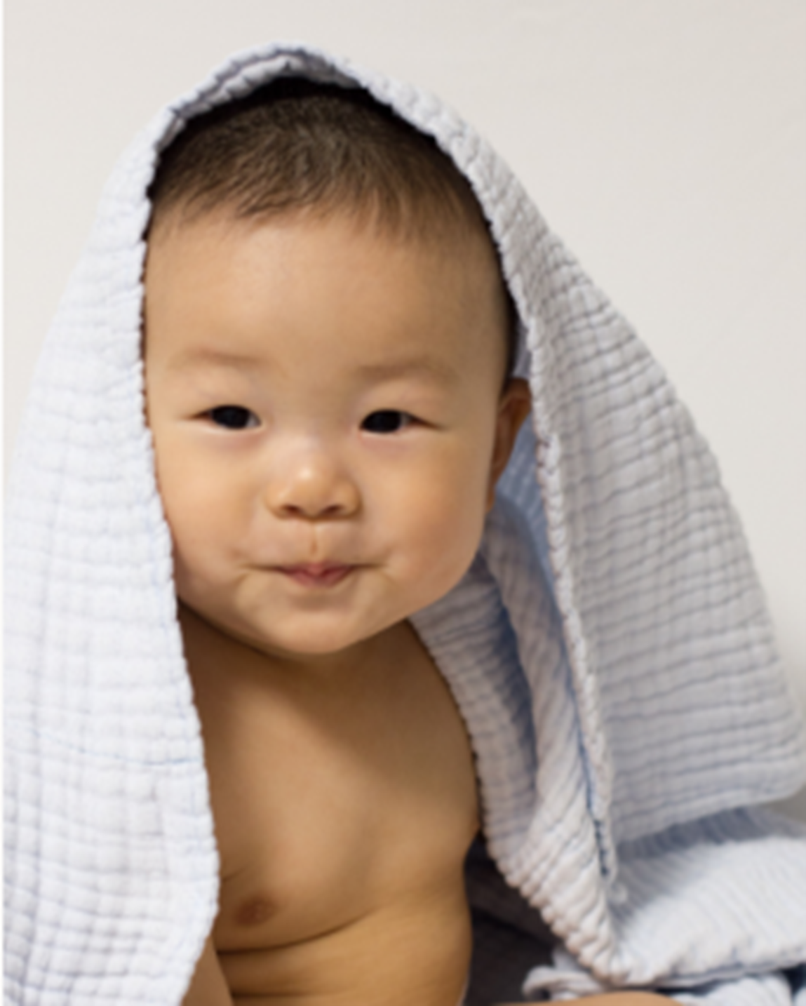 Enveloppez bébé dans une serviette bien moelleuse et séchez-le méticuleusement mais sans frotter. Une fois sec, vous pouvez le massez avec une huile spéciale ou du liniment, cela stimule ses récepteurs sensoriels et contribue à hydrater sa peau en pleine construc-tion. Enfilez-lui une couche propre et des vêtements secs et félicitez-vous pour une opéra-tion rondement bien menée ! Sécurisez bébé avant de passer au rangement de votre poste de travail, le nettoyage peut bien attendre quelques minutes…