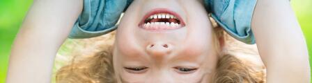 Vive les enfants qui sourient de toutes leurs dents !