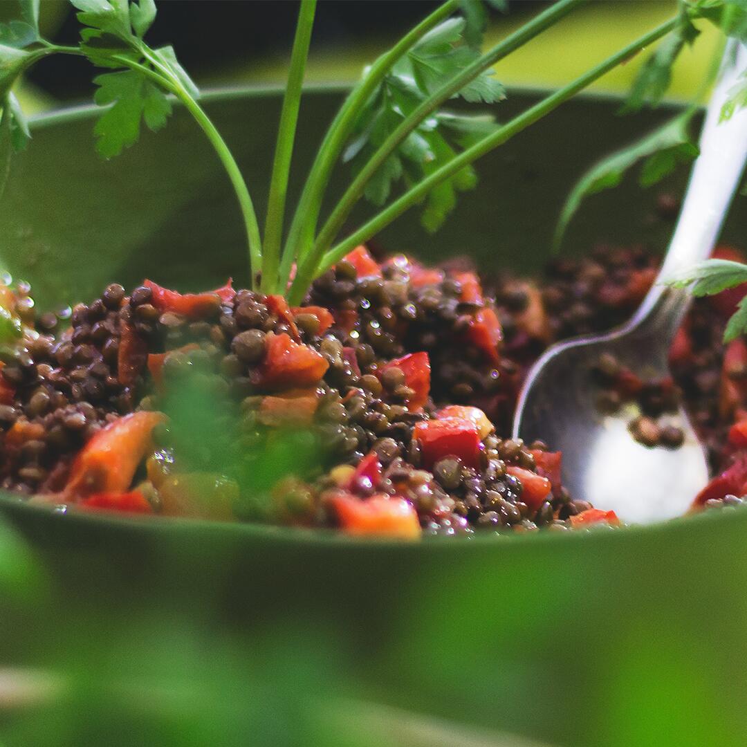 Pour pousser, vos cheveux ont besoin de faire le plein de micro nutriments. Une alimentation équilibrée est la clé : protéines, vitamine B et E, Zinc, Sélenium, tout ce qu’on trouve une bonne assiette. Et si ça ne suffit pas, pensez aux compléments alimentaires !