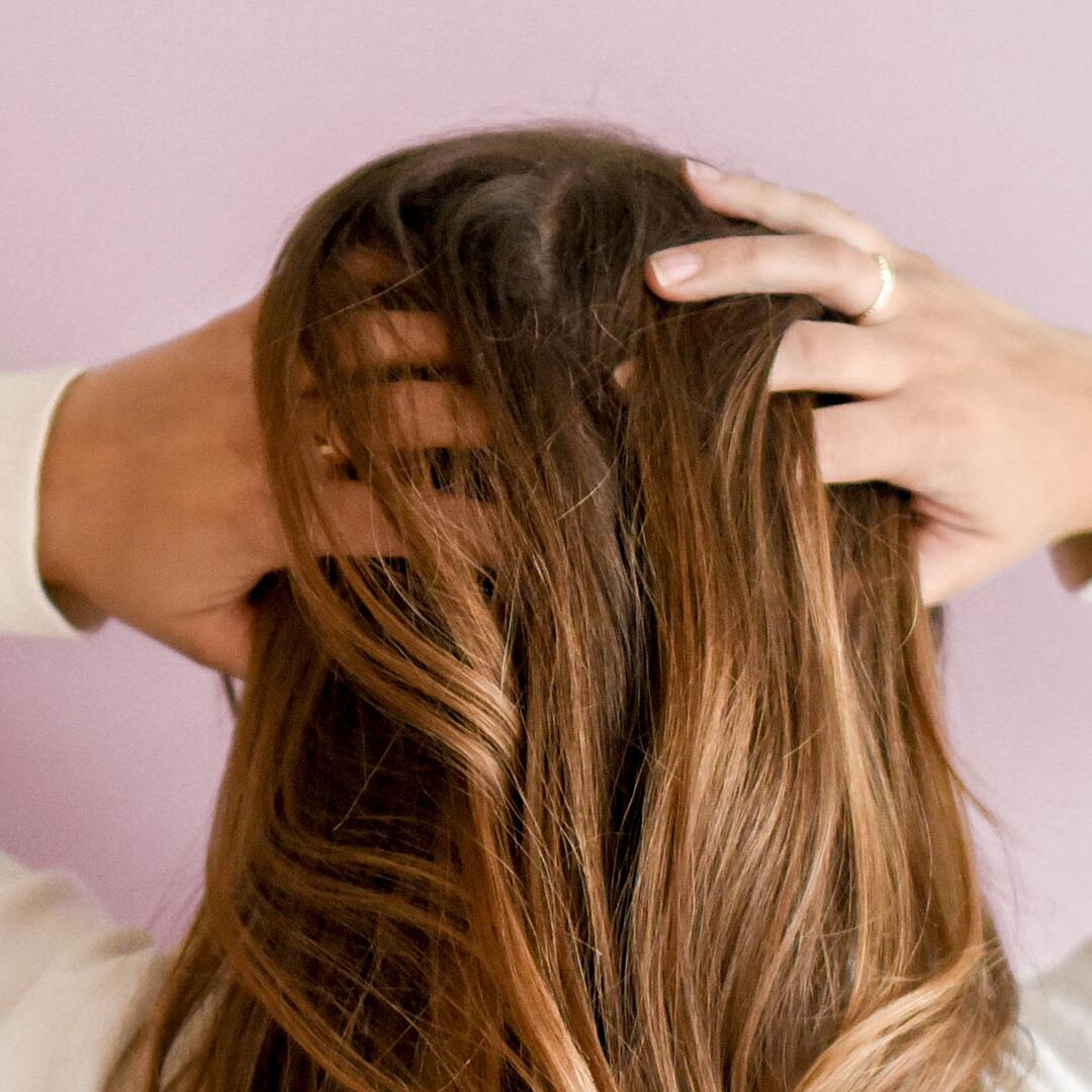 Le massage du cuir chevelu réactive la microcirculation sanguine et permet de stimuler la pousse. Avec la pulpe des doigts, pendant au moins une minute et en mouvements circulaires. Pas besoin de plus !