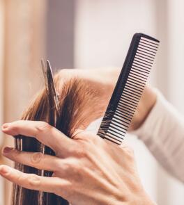 Ihr Friseur kann herausgewachsene Längen kürzen und die Frisur auffrischen.  Dadurch wächst Ihr Haar zwar nicht schneller nach, aber die dünnen Stellen fallen weniger ins Auge, während Sie warten, bis alles wieder nachgewachsen ist.