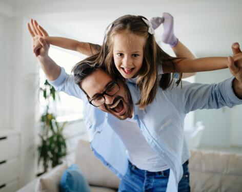 OC_FATHER_DAUGHTER_SMILE_LAUGHING_ADOBESTOCK_2019_45683 472x375