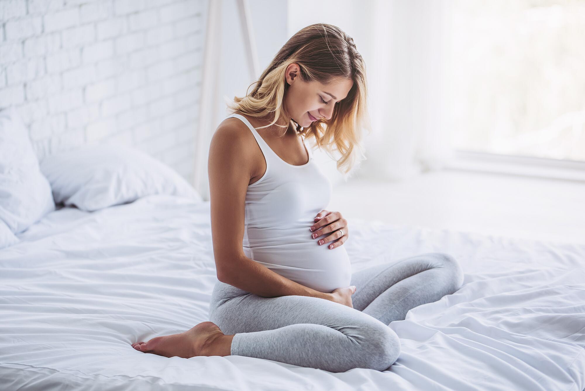 OC_PREGNANT_WOMAN_SHUTTERSTOCK_727852972