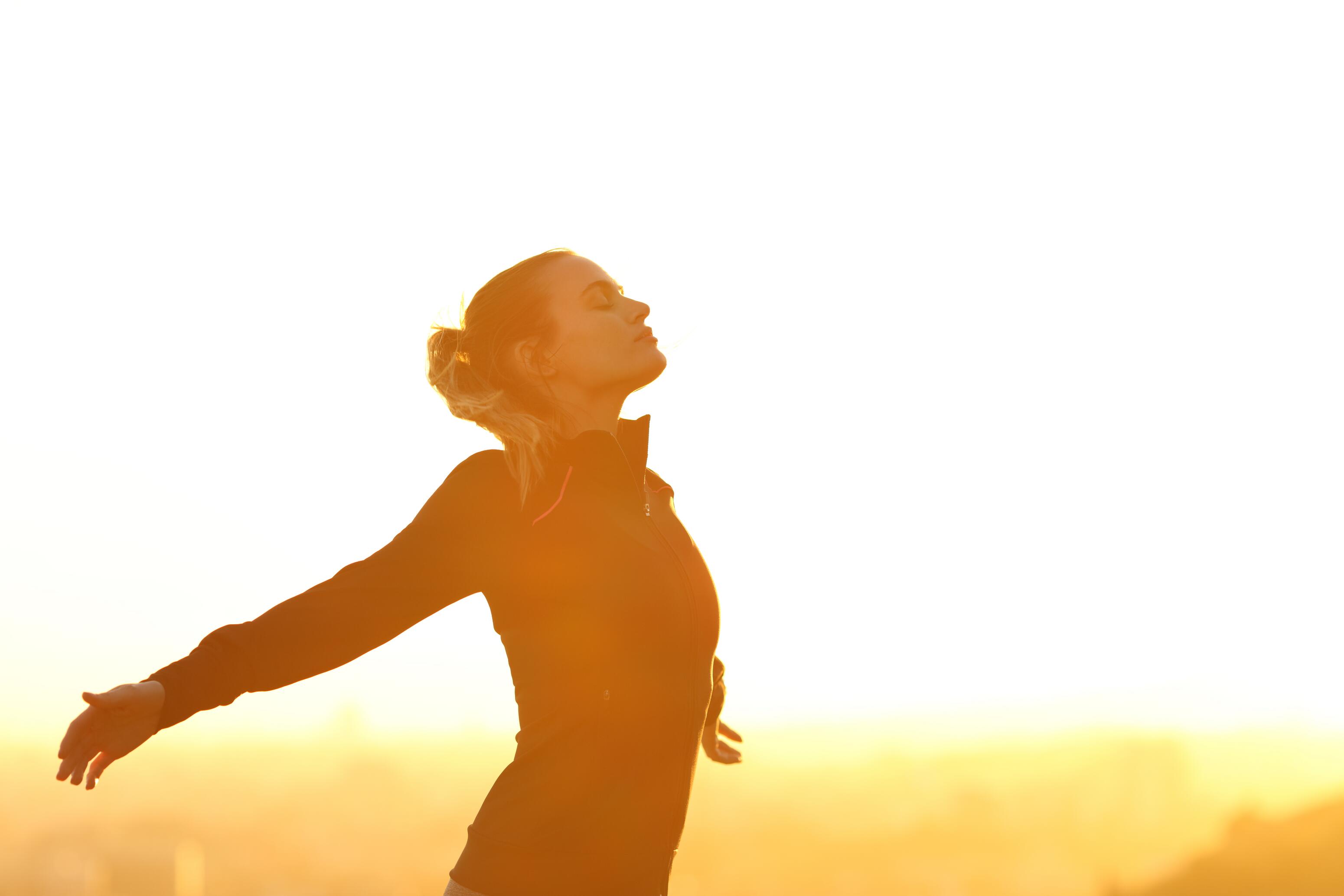 OG_WOMAN_BREATHING_NATURE_OUTDOOR_SPORT_SUNSET_BLONDE_SERENITY_ISTOCK2021