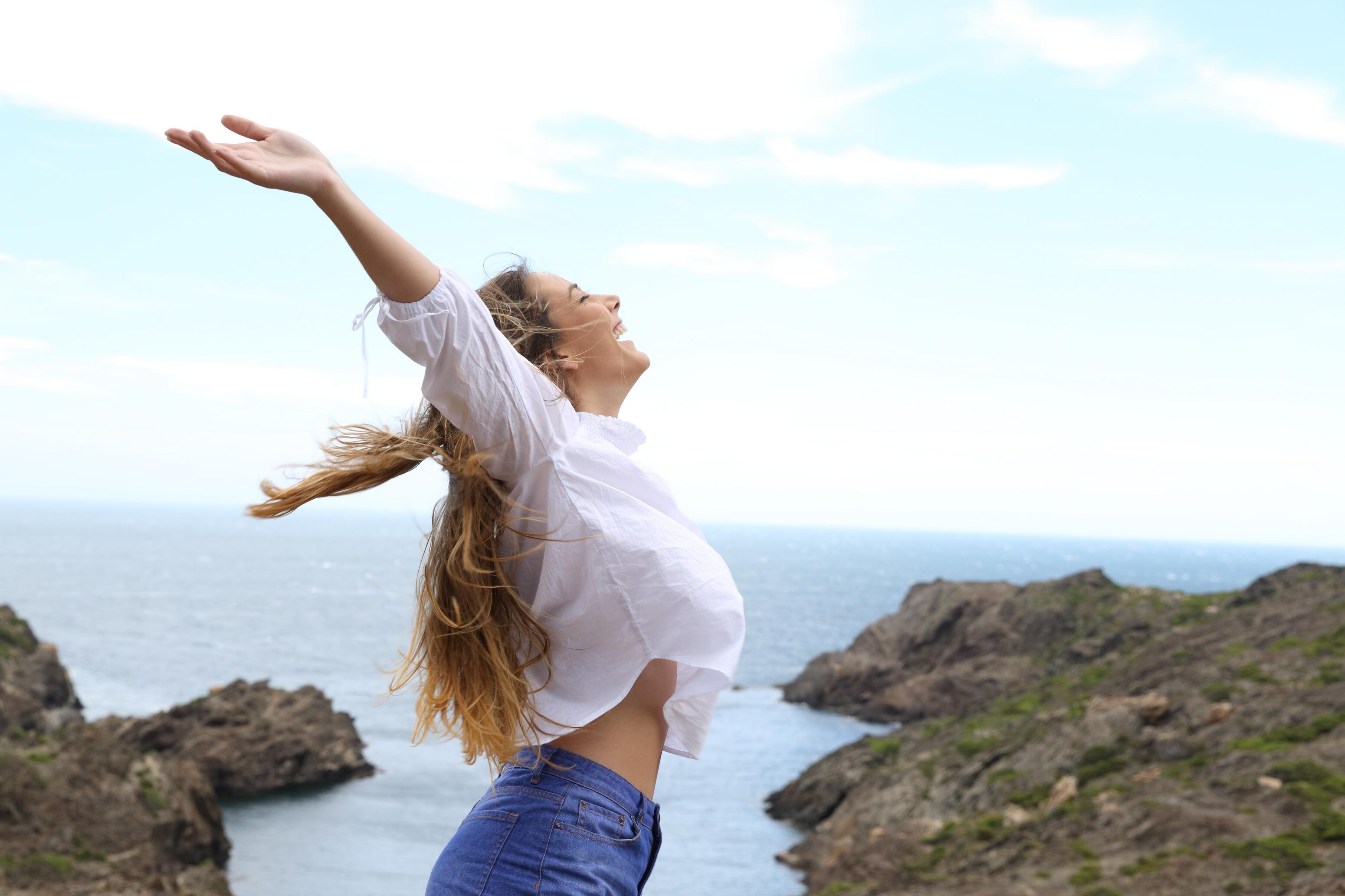 OG_WOMAN_BREATHING_NATURE_OUTDOOR_SEA_SUNNY_BLONDE_SERENITY_ISTOCK2021