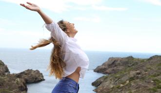 OG_WOMAN_BREATHING_NATURE_OUTDOOR_SEA_SUNNY_BLONDE_SERENITY_ISTOCK2021