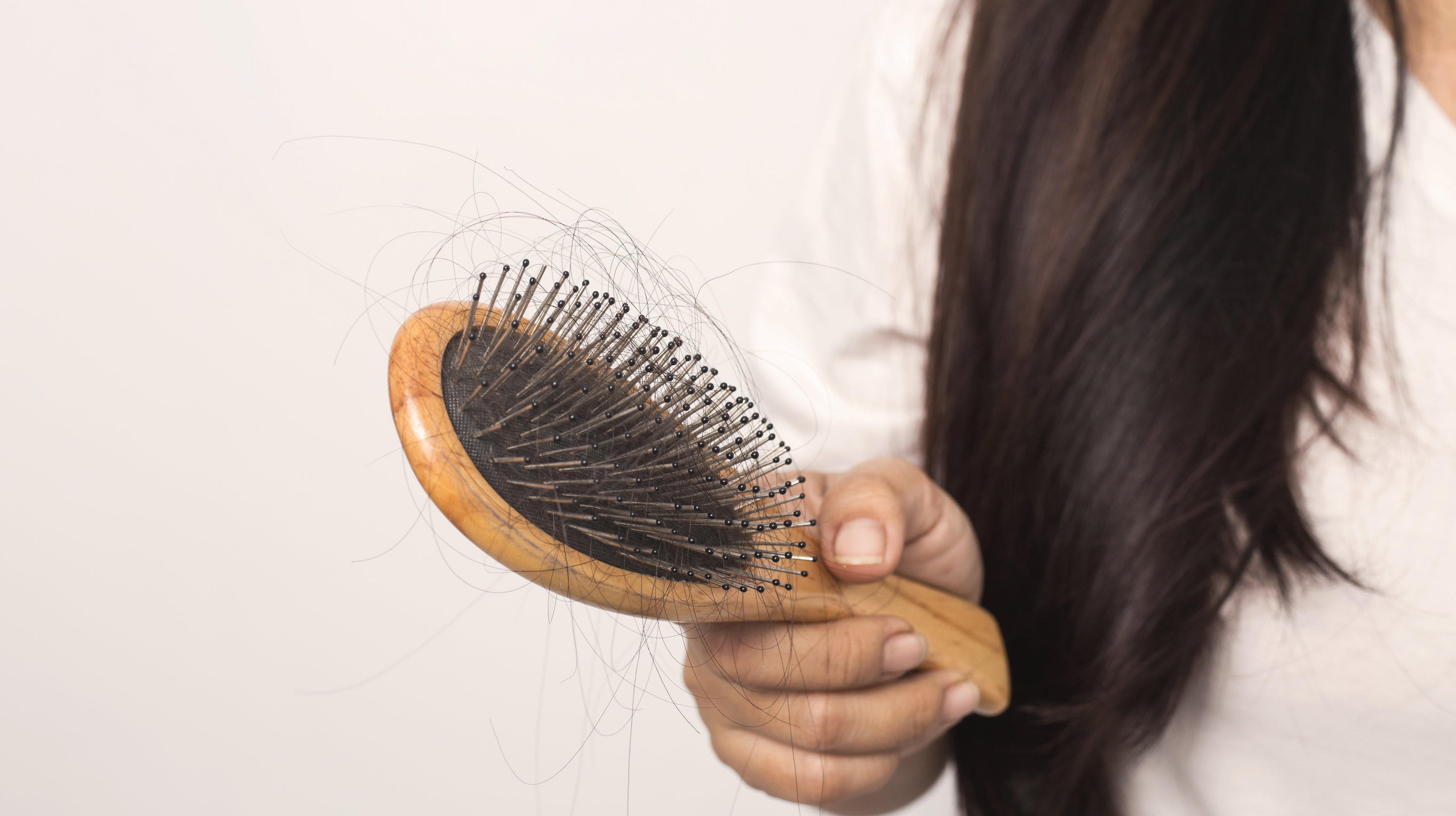 Chute de cheveux : limitez la casse après l'accouchement - A la une -  Destination Santé