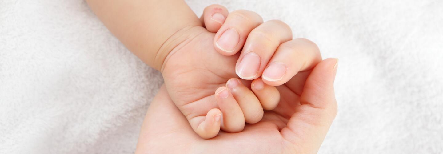 ?AD_BABY_ MOTHER-AND-BABY-HANDS_LARGE_2021?